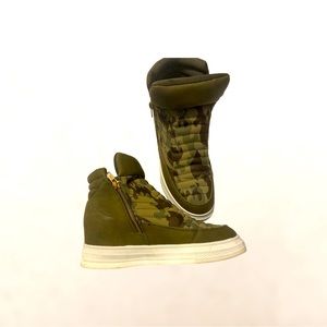 Maurice’s shoes, size 8. Good condition other than a scratch on the side.